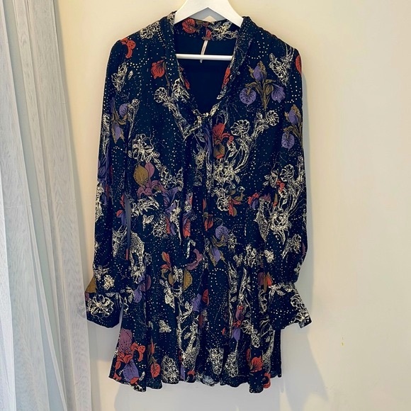 Free People Dresses & Skirts - Free People Floral V-Neck Mini Dress / Size 8